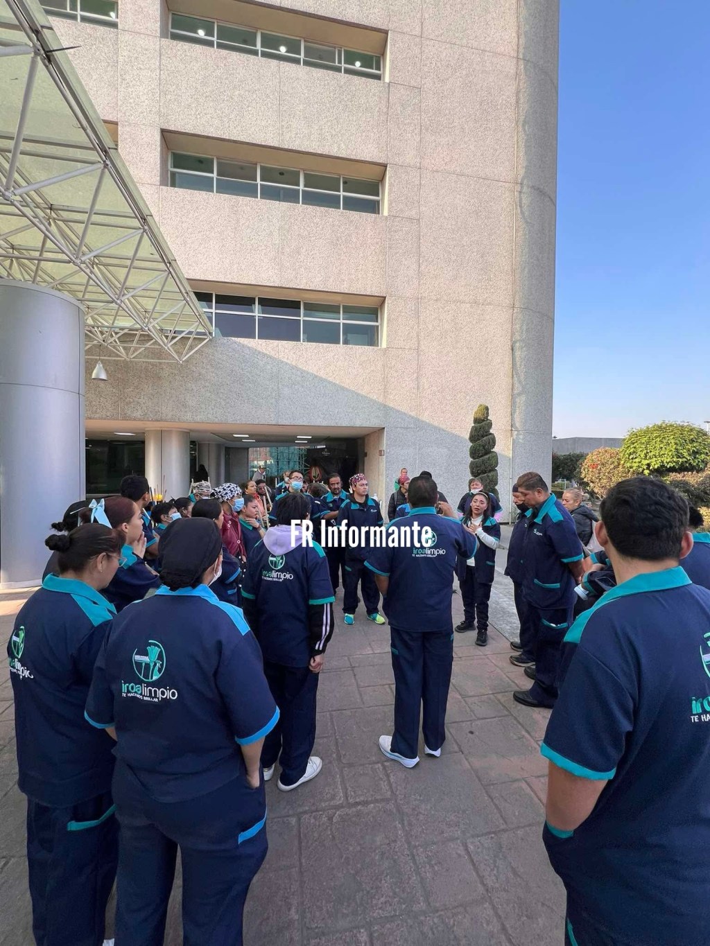 Protestan empleados de limpia del Centro Médico ISSEMYM de&nbsp;Tollocan