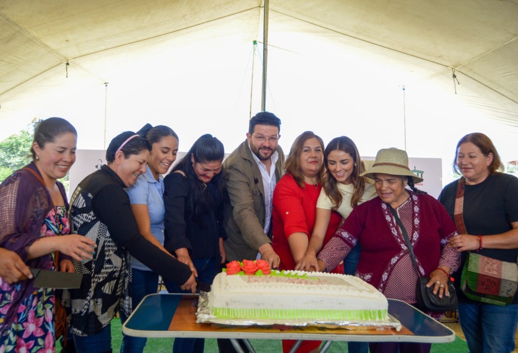 Celebra Adolfo Solis en Almoloya de Juárez a más de 2 mil mamás, a quienes reconoce por sacar adelante a sus familias y a su&nbsp;comunidad