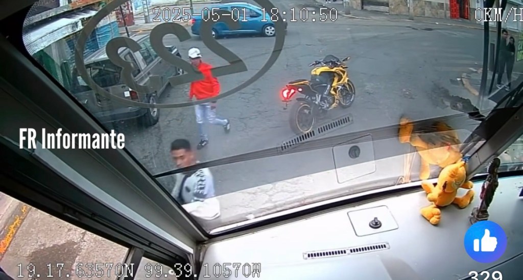 Sujetos en motos causan terr0r a pasajeros de un camión en pleno centro de&nbsp;#Toluca