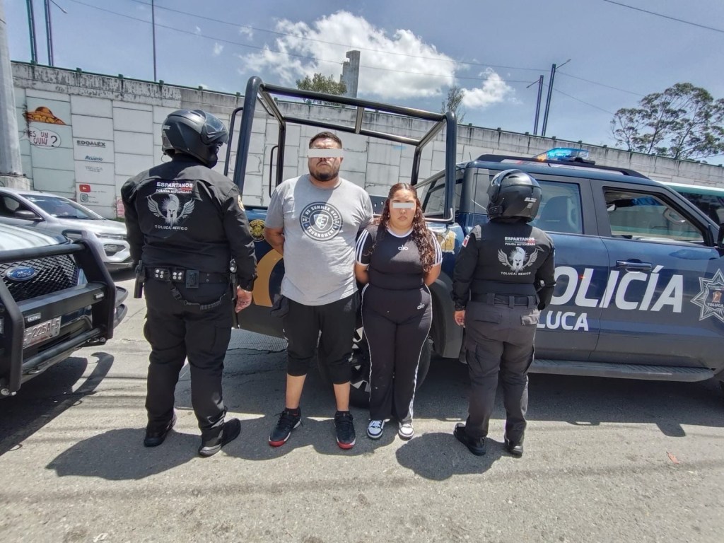 Detienen a pareja con vehículo relacionado presuntamente a h.0mi.cidi0 en pleno centro de #Toluca&nbsp;👇👇