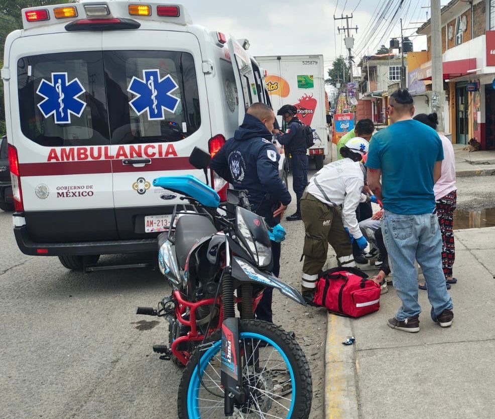 Padre y sus chavitos caen de una motocicleta en San Lorenzo Tepaltitlán&nbsp;#Toluca