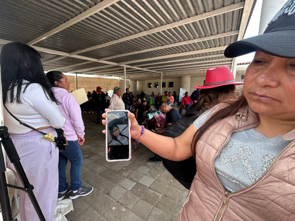 ‘Mi hija fue la última en ser rescatada del autobús’; horas de angustia viven familias en el hospital de&nbsp;Atlacomulco