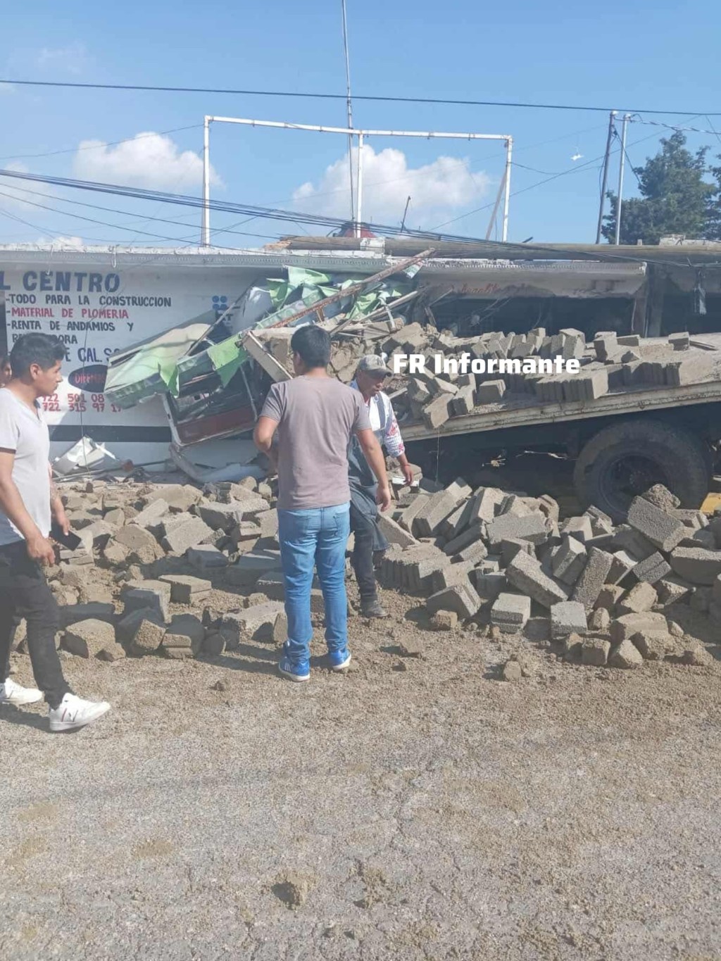 Camión materialista choca contra una papelería y aplasta a una mujer; ella falleció entre los escombros en #AlmoloyaDeJuarez