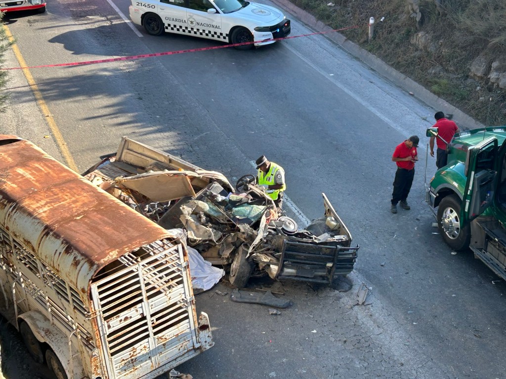 Camioneta queda desecha al chocar contra un tráiler descompuesto en la Toluca-Atlacomulco; un hombre perdió la&nbsp;vida