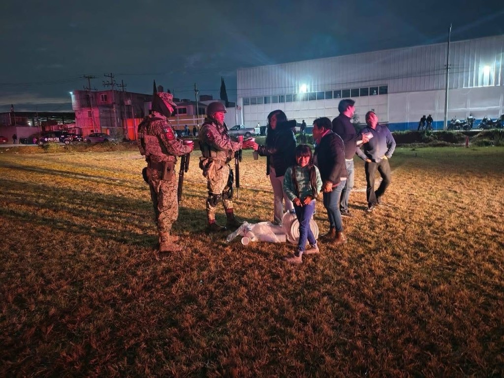 En medio de la tragedia del jet; aparecen los ‘corazones solidarios’; familia lleva ayuda a militares que resguardan la zona&nbsp;cero