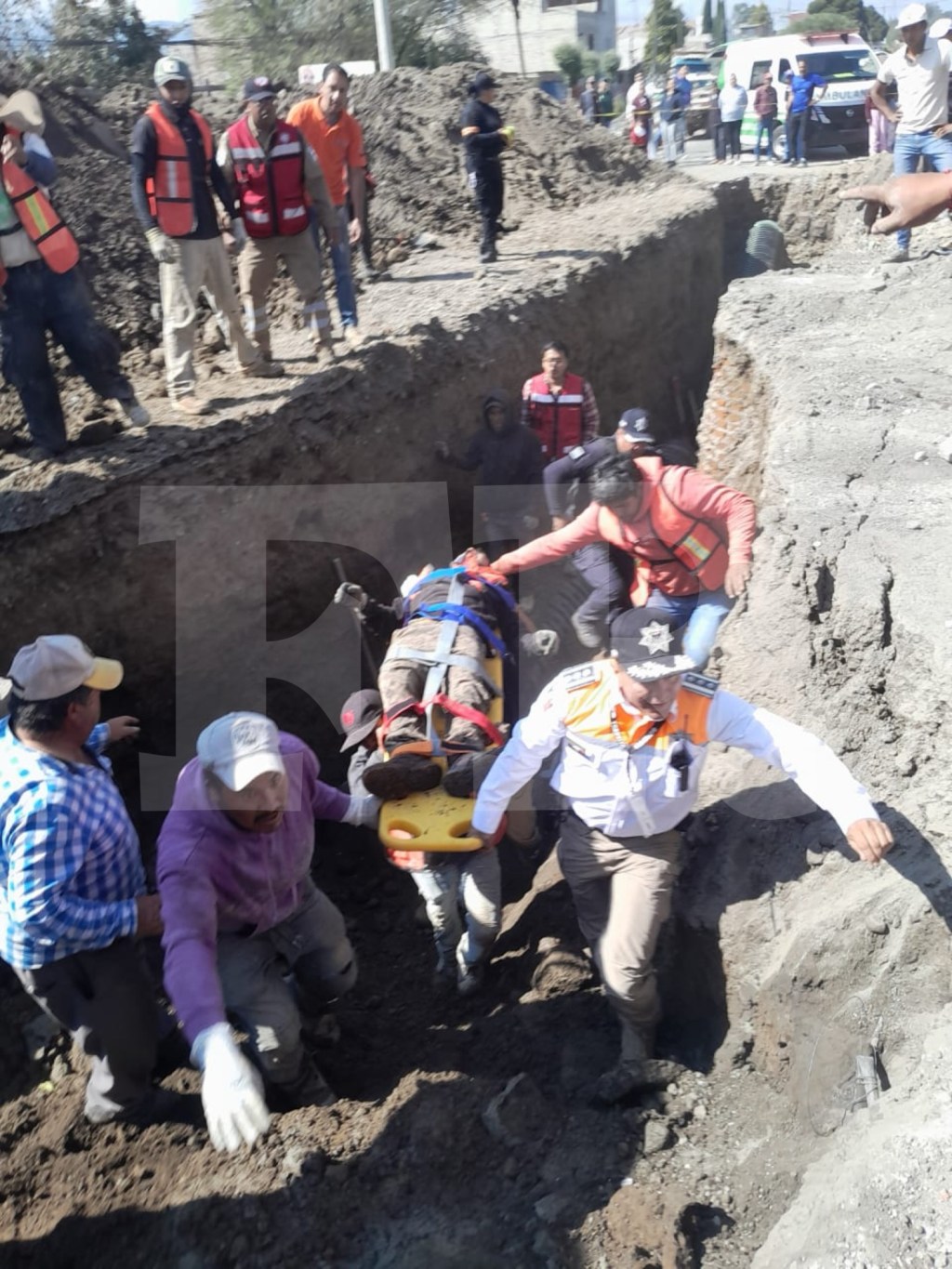 Derrumbe en obras viales de San Francisco Tlalcilalcalpan, deja un trabajador&nbsp;lesionado