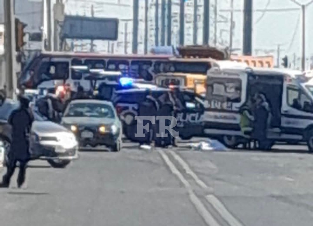 Camión de transporte público atropella a abuelito y su nieto en cruce de Las Torres y Pino Suárez en #Toluca; el abuelito&nbsp;fall.3ci0