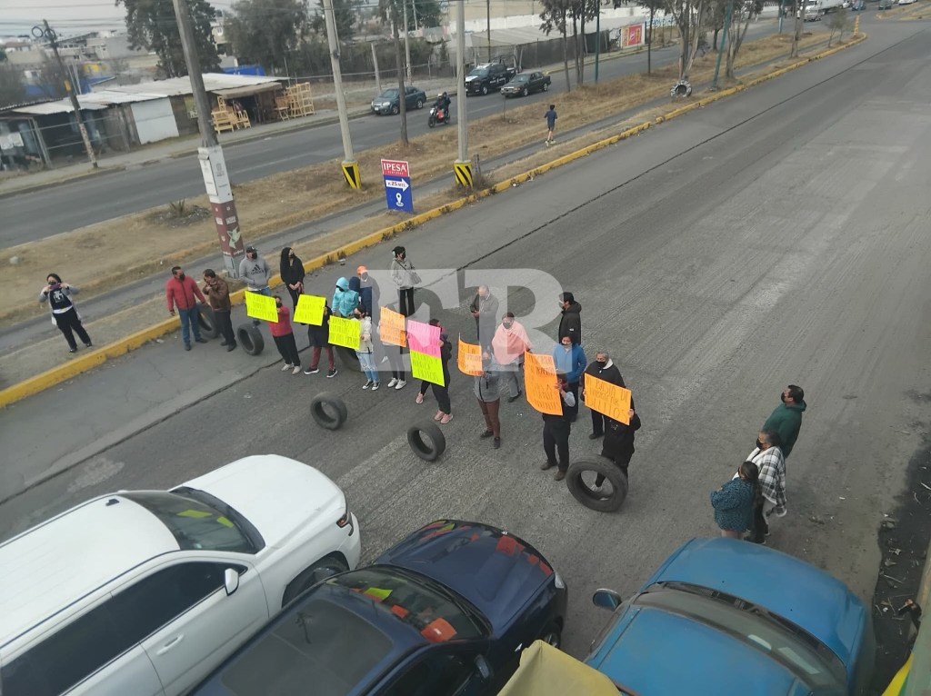 Vecinos bloquean en estos momentos la avenida José López Portillo a la altura de San Mateo Otzocatipan en #Toluca y en dirección a la Central de&nbsp;Abastos