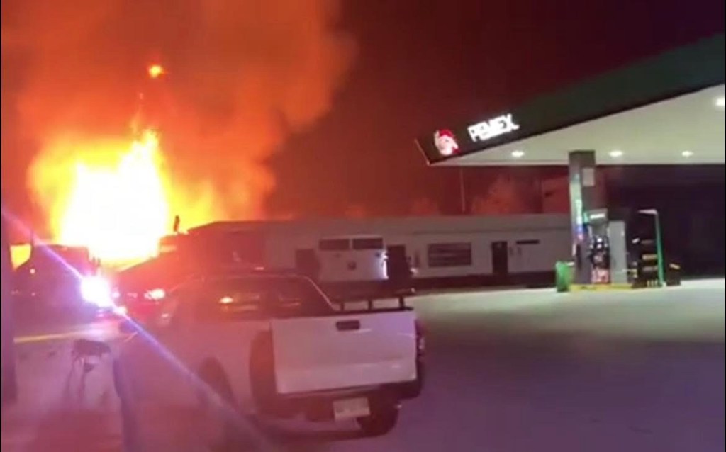 Incendio en recicladora de madera en Toluca corre riesgo de extenderse a&nbsp;gasolinera
