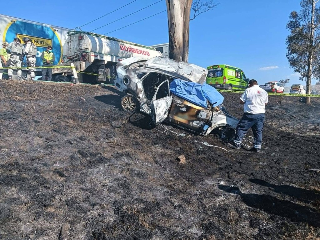 Vehículo se calcina en la Toluca-Atlacomulco; los dos tripulantes a bordo fall3cieron entre las&nbsp;llamas