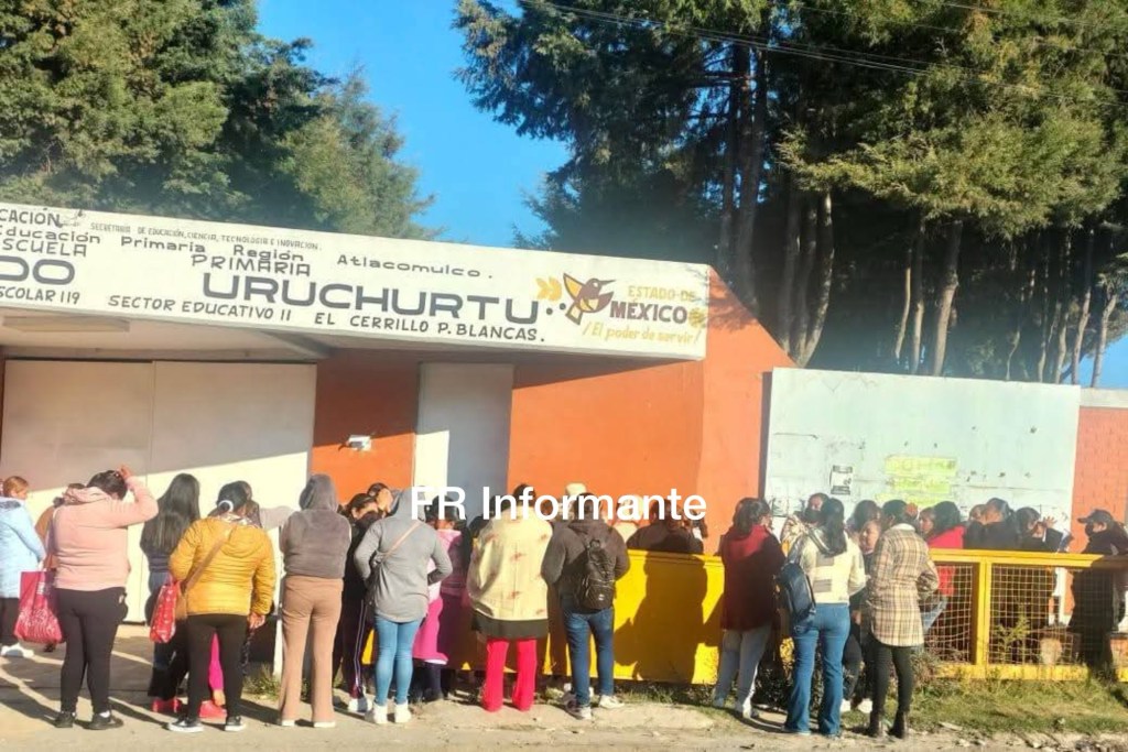 Denuncian presuntos amoríos de dos maestros con madres de familia en primaria del norte de #Toluca; padres inconformes mantienen tomado el acceso al&nbsp;plantel