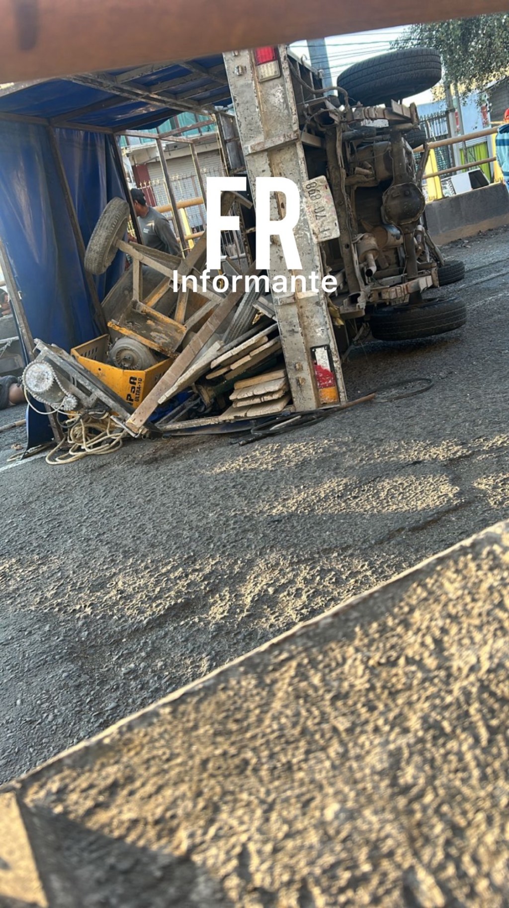 Vuelca camioneta cargada de albañiles en&nbsp;Toluca