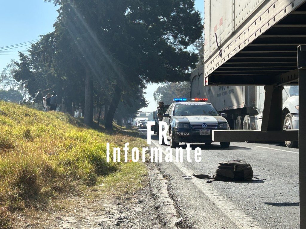 Uriel iba rumbo a su trabajo; su mochila y su moto quedaron derribados junto a él en la Toluca-Palmillas