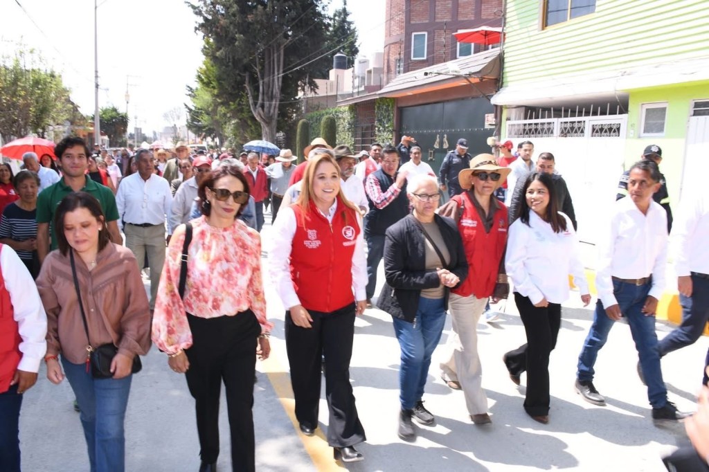 En #SanMateoAtenco recorre Ana Muñiz calles recién pavimentadas que ahora disfrutan las familias de Santa&nbsp;Elena