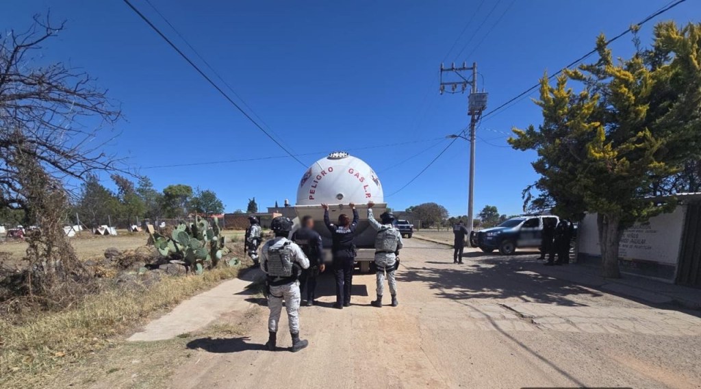 Detienen a huachicolero saliendo de un ducto con una pipa cargada con más de 22 mil litros de combustible en&nbsp;#Edomex