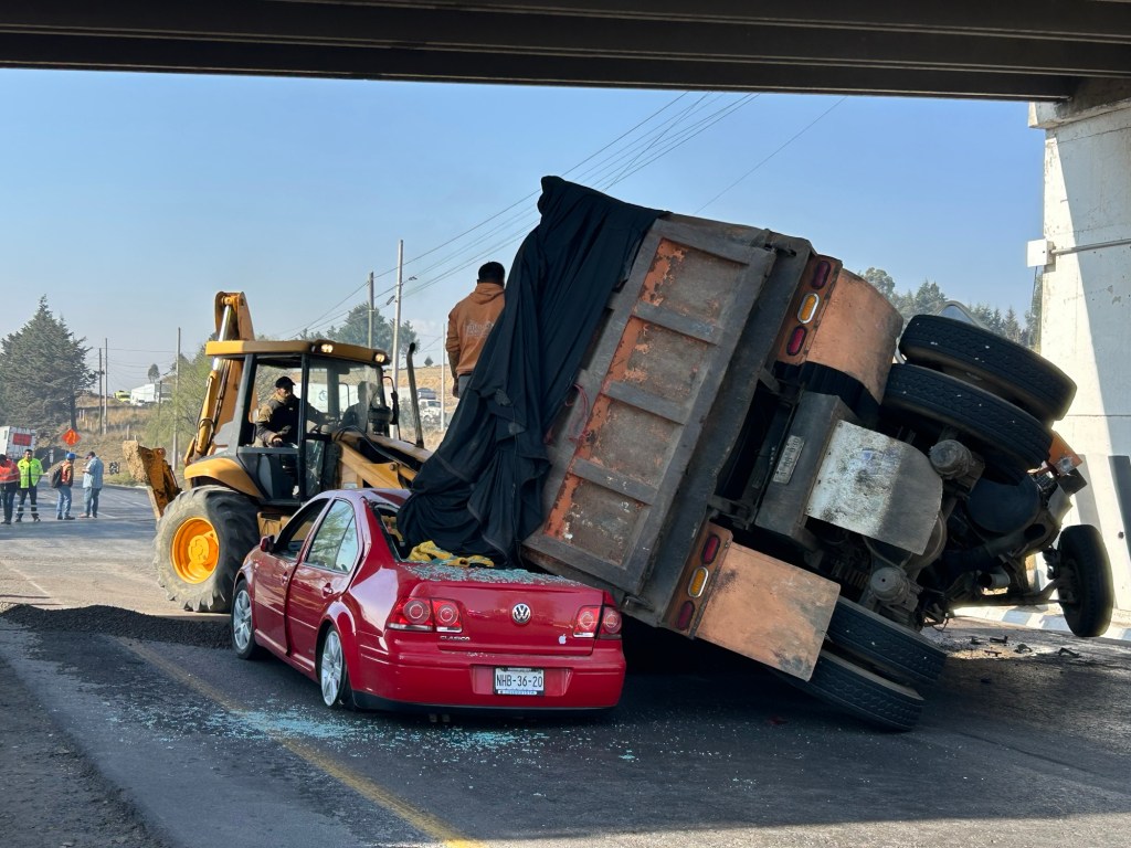 Se salvaron de ser aplastados por un camión arenero que volcó y cayó encima de su coche en la autopista Toluca-Atlacomulco