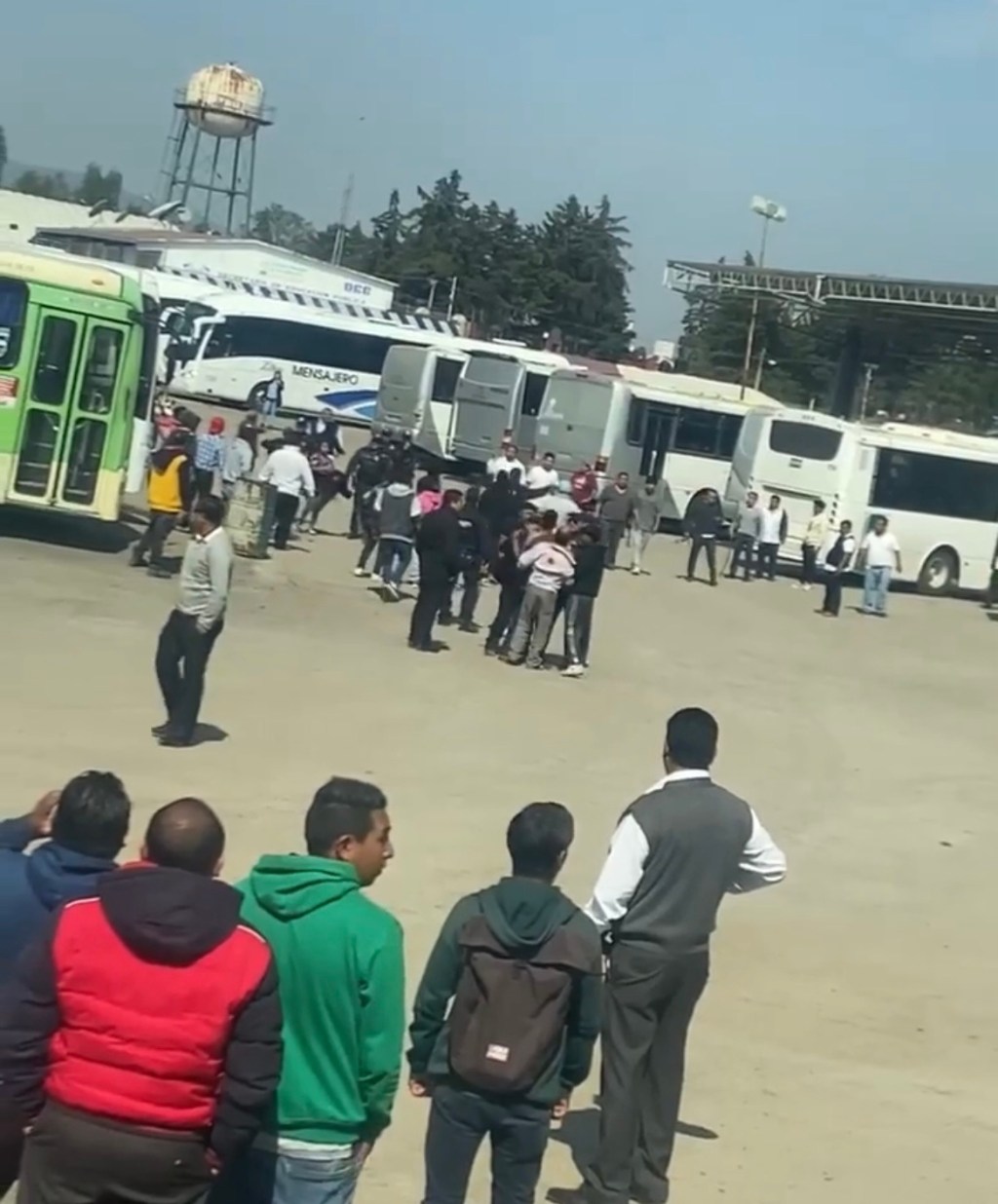 Con cinturones y tubos se armó la campal en la terminal de #Ixtlahuaca