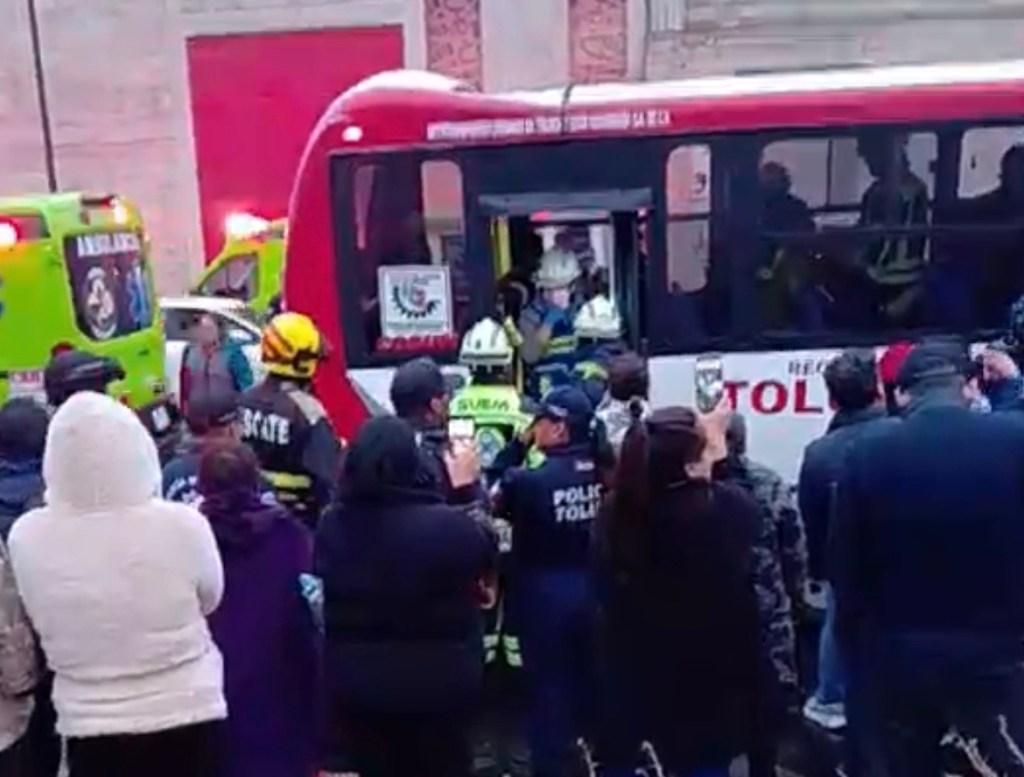 Camionazo deja varios pasajeros lesionados en zona industride&nbsp;#Toluca