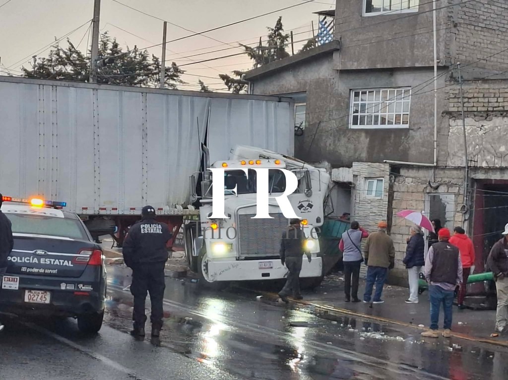 Tráiler se impacta contra vivienda y derriba un poste en Las&nbsp;Torres