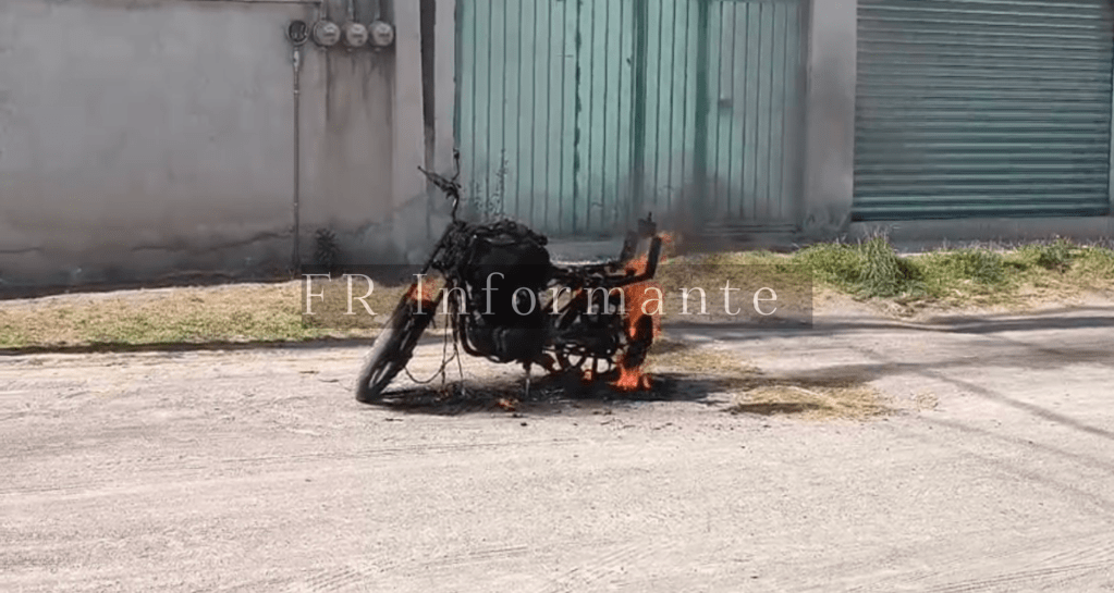 Dan tranquiza y queman moto de presunto asaltante en El Refugio al sur de&nbsp;#Toluca