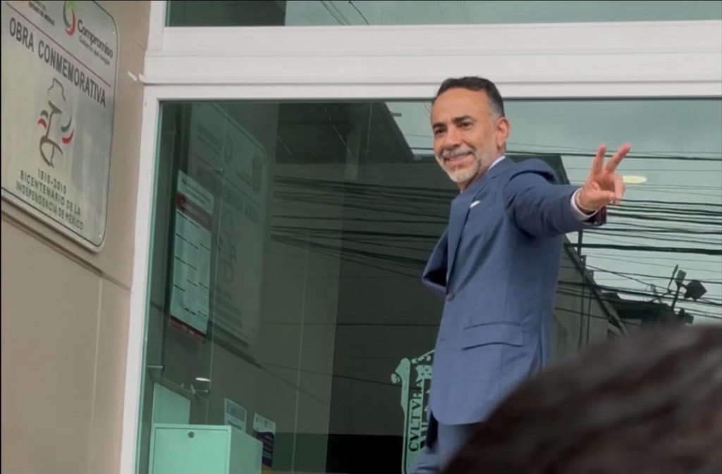 La sonrisa simulada de Fernando Flores al salir de&nbsp;juzgados